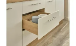 Küchenzeile mit E-Geräte