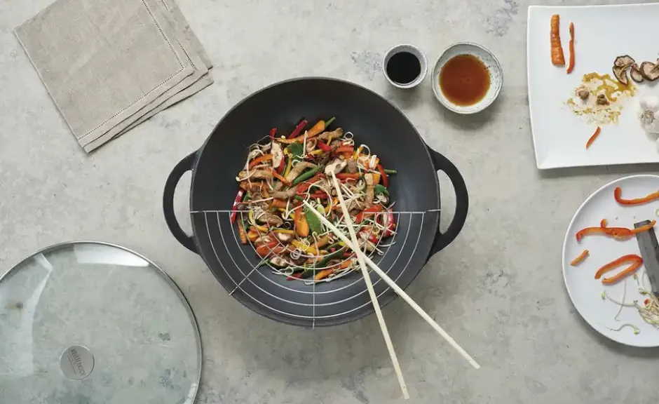 Meisterkoch Gusseisen-Wok mit Deckel OPUS